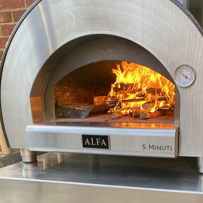Outdoor cooking with an Alfa 5 Minuti pizza oven
